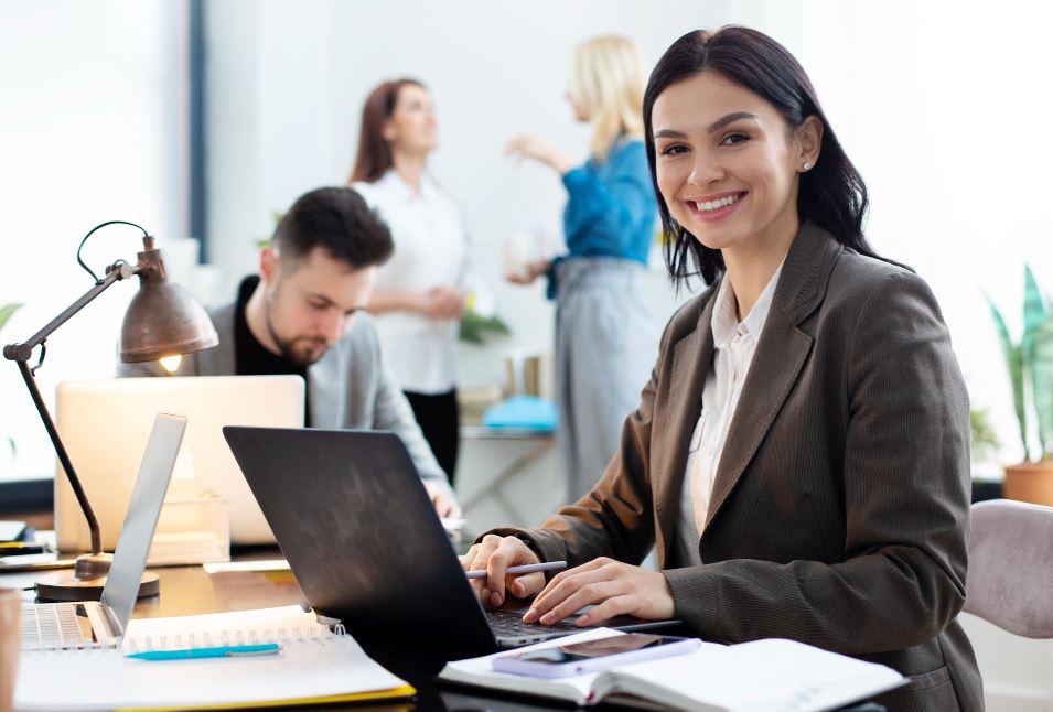 Imagen de una mujer y 3 personas mas en una oficina simbolizando que administran los departamentos en venta de Kyoto Living